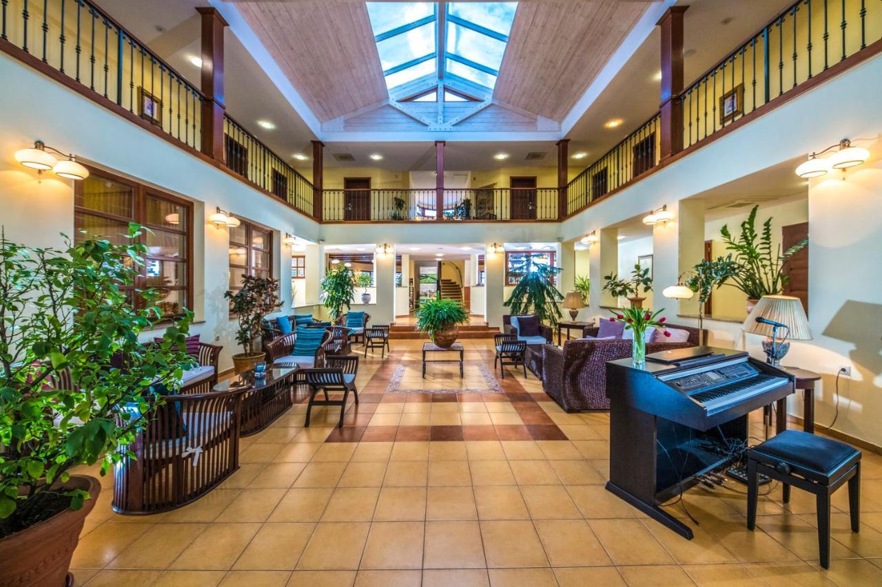 Hotel Forest Hills Зирц Екстериор снимка