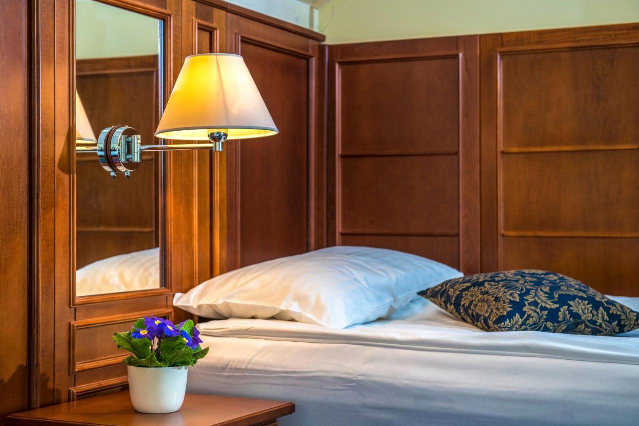 Hotel Forest Hills Зирц Екстериор снимка