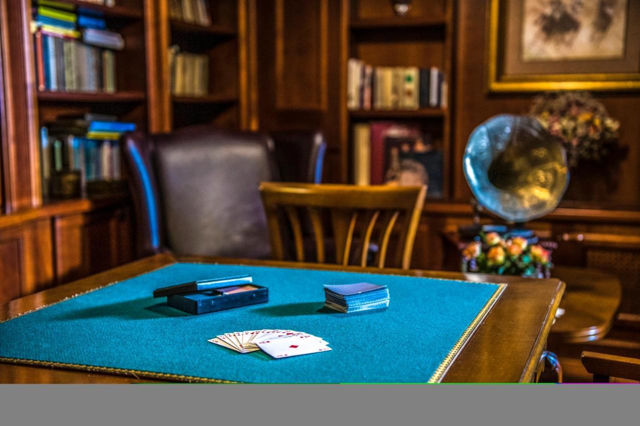 Hotel Forest Hills Зирц Екстериор снимка