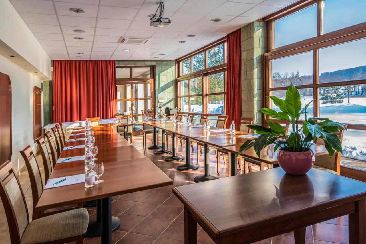 Hotel Forest Hills Зирц Екстериор снимка