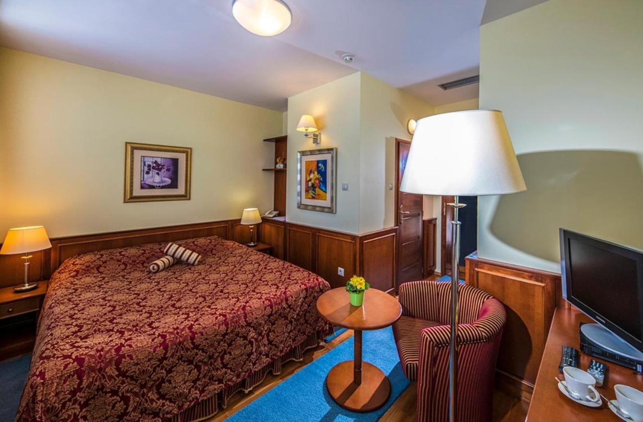 Hotel Forest Hills Зирц Екстериор снимка
