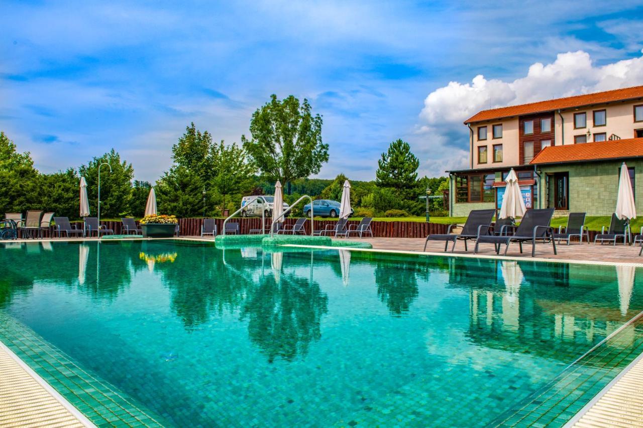 Hotel Forest Hills Зирц Екстериор снимка