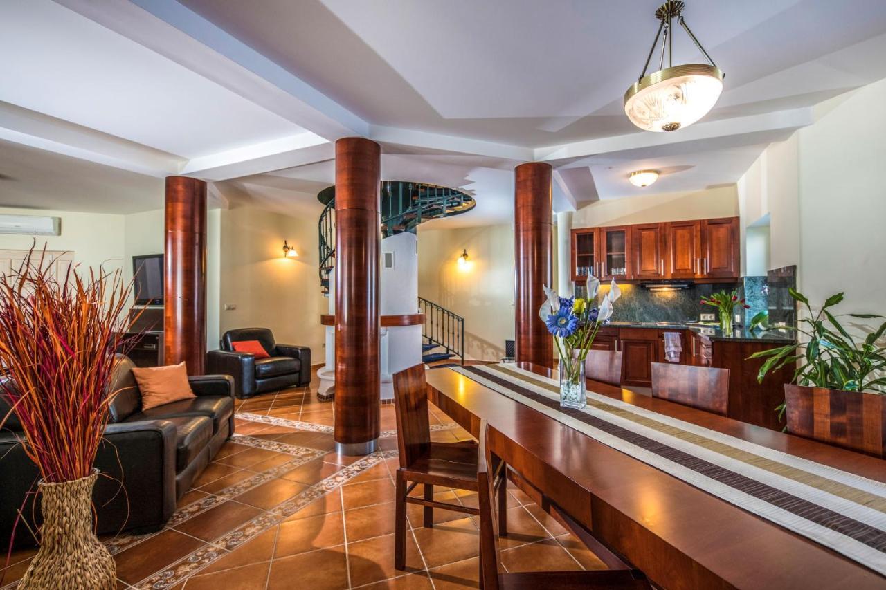 Hotel Forest Hills Зирц Екстериор снимка