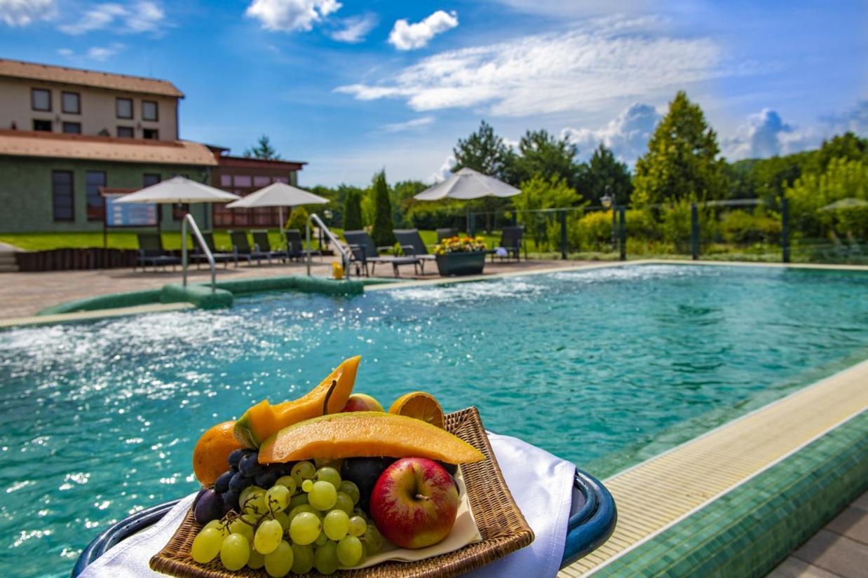 Hotel Forest Hills Зирц Екстериор снимка