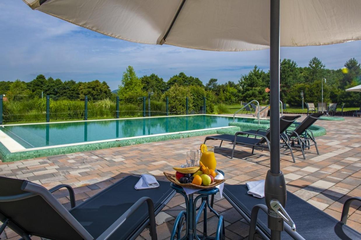 Hotel Forest Hills Зирц Екстериор снимка