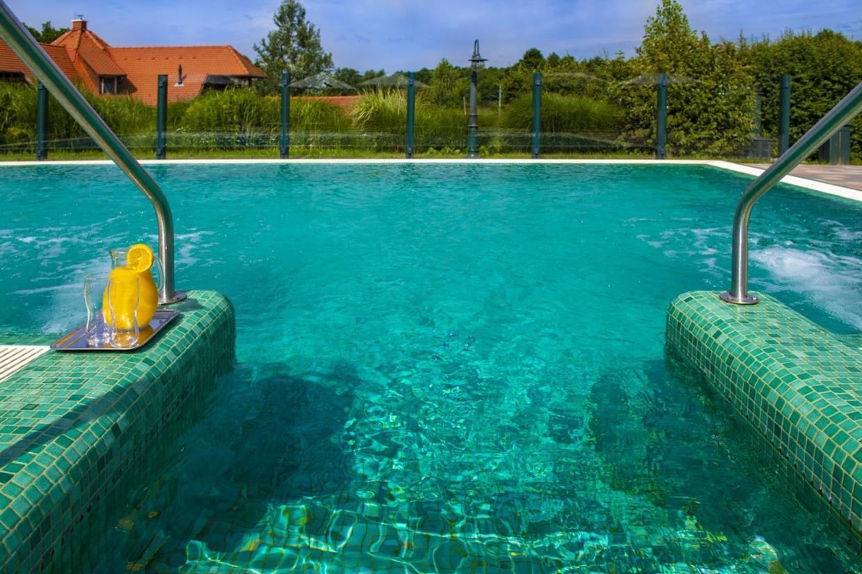 Hotel Forest Hills Зирц Екстериор снимка