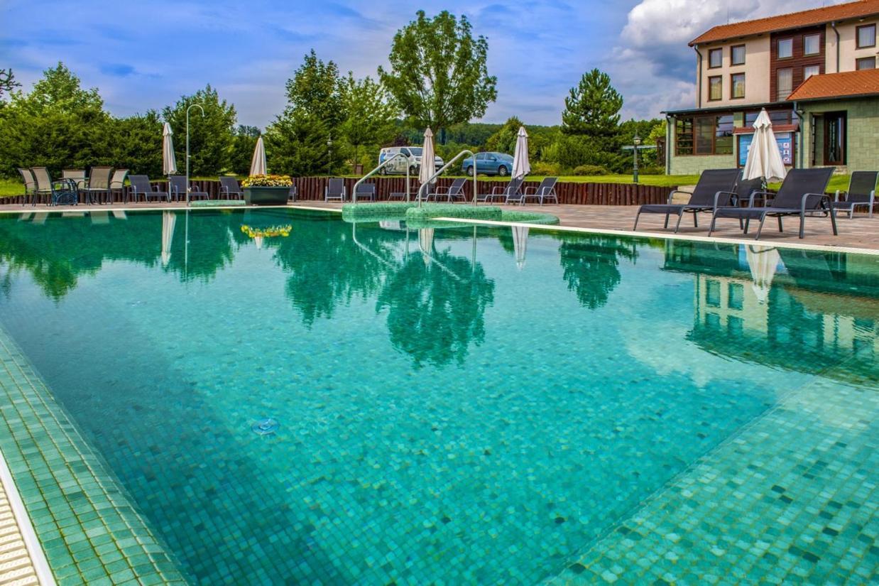 Hotel Forest Hills Зирц Екстериор снимка